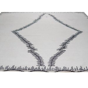 Textured white rug with a high pile and a central black dashed diamond motif.