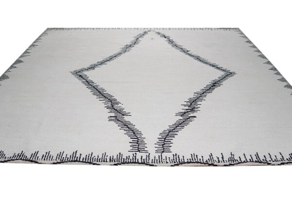 Textured white rug with a high pile and a central black dashed diamond motif.