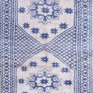 Textured, shaggy runner rug in blue and off-white with geometric borders and star-filled medallions.