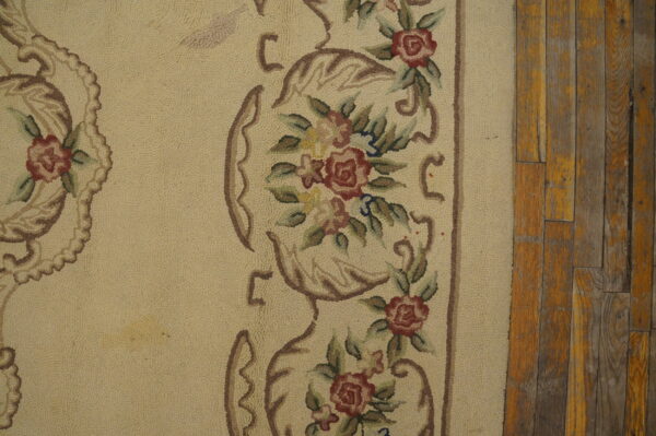 Floral design on vintage knotted rug