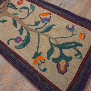 Floral design on ivory wool rug