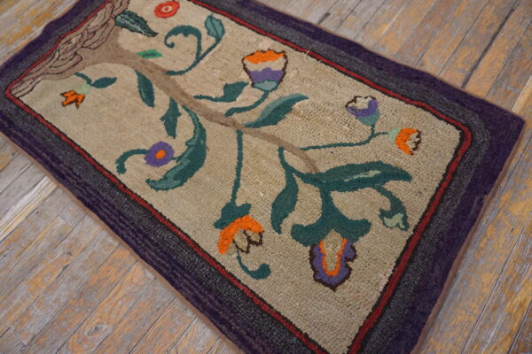 Floral design on ivory wool rug