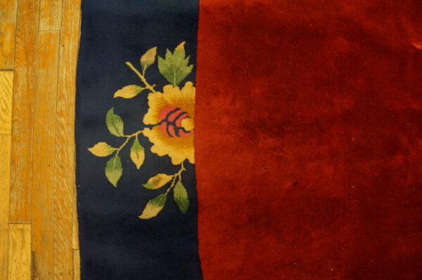 Floral rug with contrasting colors.