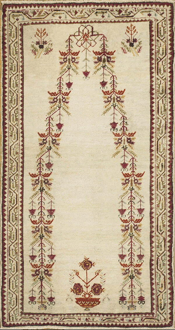 Off-white prayer rug with an arched mihrab pattern outlined in burgundy and earth tones.
