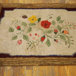 Floral design on ivory wool rug