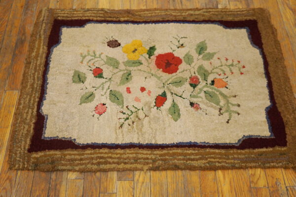 Floral design on ivory wool rug