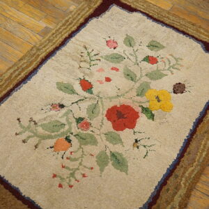 Floral design on ivory wool rug