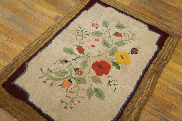 Floral design on ivory wool rug