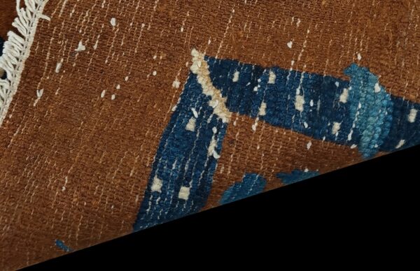 Close-up of brown and blue fibers with white accents on the moroccan berber rug by rugs on net. By rugs on net