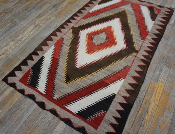 Antique american navajo carpet 3'6"ã—5'9" grey & chocolate brown, 1930s - detail view 1