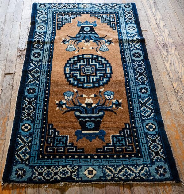Antique chinese art deco mat 4'7"×2'7" brown field, blue border, vase medallion, 1920s - detail view 1