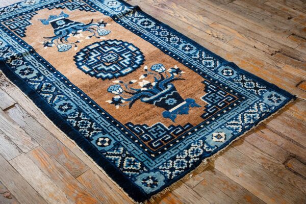 Antique chinese art deco mat 4'7"×2'7" brown field, blue border, vase medallion, 1920s - detail view 2