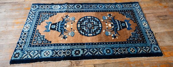 Antique chinese art deco mat 4'7"×2'7" brown field, blue border, vase medallion, 1920s - detail view 4