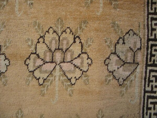 Antique chinese khotan-style rug, beige background, hand-knotted wool 2 Antique chinese khotan-style rug, beige background, hand-knotted wool - detail view 1