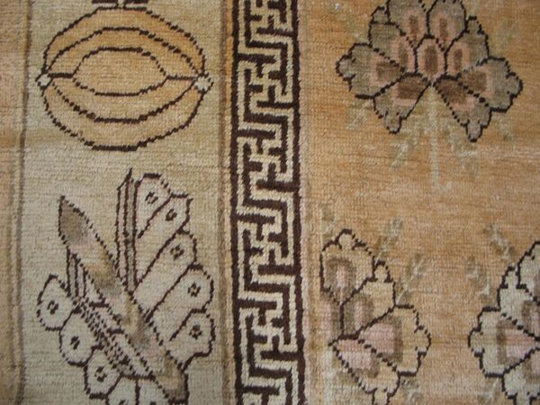 Antique chinese khotan-style rug, beige background, hand-knotted wool 3 Antique chinese khotan-style rug, beige background, hand-knotted wool - detail view 2