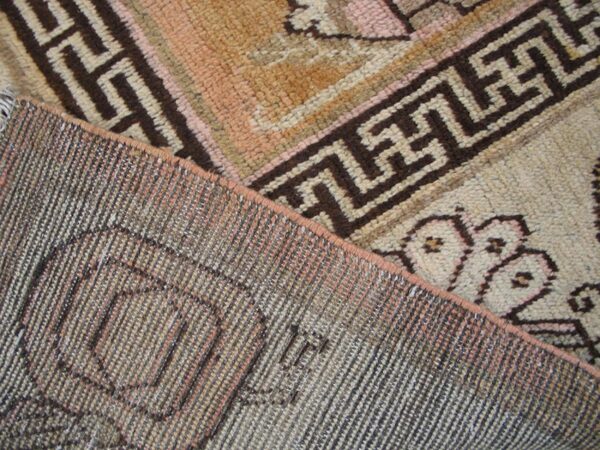 Antique chinese khotan-style rug, beige background, hand-knotted wool 4 Antique chinese khotan-style rug, beige background, hand-knotted wool - detail view 3