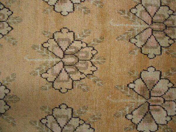 Antique chinese khotan-style rug, beige background, hand-knotted wool 5 Antique chinese khotan-style rug, beige background, hand-knotted wool - detail view 4
