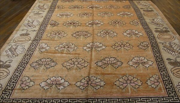 Antique chinese khotan-style rug, beige background, hand-knotted wool 6 Antique chinese khotan-style rug, beige background, hand-knotted wool - detail view 5