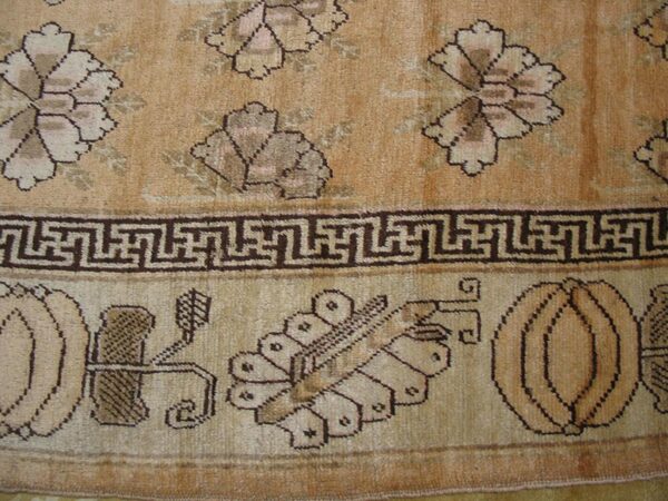Antique chinese khotan-style rug, beige background, hand-knotted wool 7 Antique chinese khotan-style rug, beige background, hand-knotted wool - detail view 6
