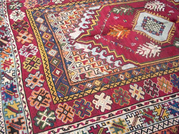 Antique moroccan rabat carpet 6'8"×9'6" red medallion, hand-knotted wool, 1900s 3 Antique moroccan rabat carpet 6'8"×9'6" red medallion, hand-knotted wool, 1900s - detail view 2