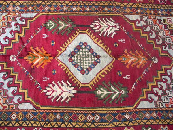 Antique moroccan rabat carpet 6'8"×9'6" red medallion, hand-knotted wool, 1900s 4 Antique moroccan rabat carpet 6'8"×9'6" red medallion, hand-knotted wool, 1900s - detail view 3