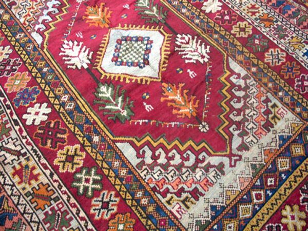 Antique moroccan rabat carpet 6'8"×9'6" red medallion, hand-knotted wool, 1900s 6 Antique moroccan rabat carpet 6'8"×9'6" red medallion, hand-knotted wool, 1900s - detail view 5