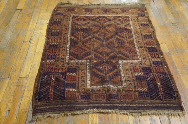 Antique persian baluch prayer rug 3'ã—4'6" hand-knotted wool, 19th century - detail view 2