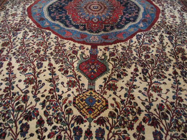 Antique persian bijar rug, densely hand-woven wool 3 Antique persian bijar rug, densely hand-woven wool - detail view 2