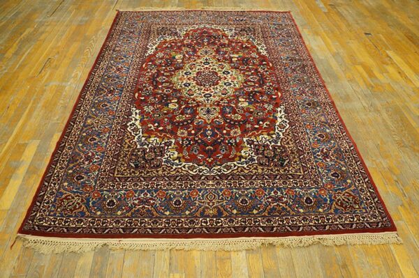Antique persian isfahan carpet 4'11"ã—7'5" red rust & blue, hand-knotted wool, 1930s - detail view 1