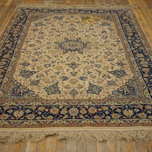 Antique Persian Isfahan Rug 5'1"Ã—7'4" Hand-Knotted, Central Persia - detail view 1