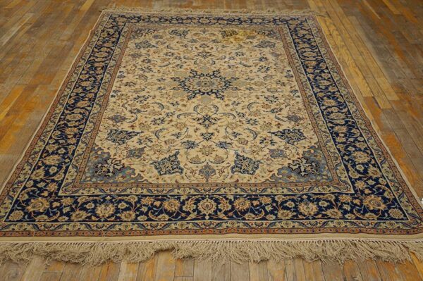 Antique persian isfahan rug 5'1"ã—7'4" hand-knotted, central persia - detail view 1