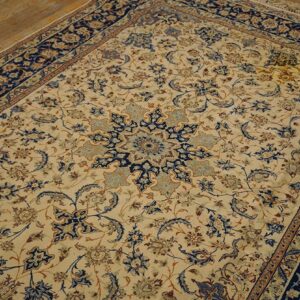 Antique Persian Isfahan Rug 5'1"Ã—7'4" Hand-Knotted, Central Persia - detail view 2