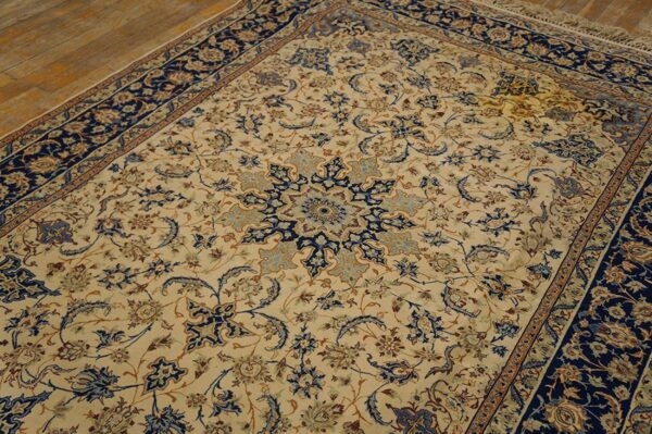 Antique persian isfahan rug 5'1"ã—7'4" hand-knotted, central persia - detail view 2