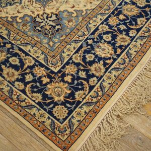 Antique Persian Isfahan Rug 5'1"Ã—7'4" Hand-Knotted, Central Persia - detail view 3