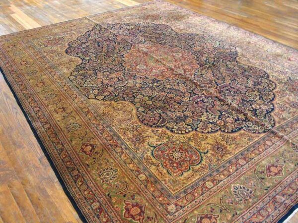 Antique persian qazvin rug 9'10"×12'10" hand-knotted wool 2 Antique persian qazvin rug 9'10"×12'10" hand-knotted wool - detail view 1