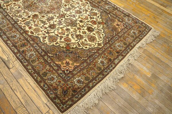 Antique persian tabriz rug, hand-knotted wool 2 Antique persian tabriz rug, hand-knotted wool - detail view 1