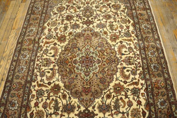 Antique persian tabriz rug, hand-knotted wool 3 Antique persian tabriz rug, hand-knotted wool - detail view 2