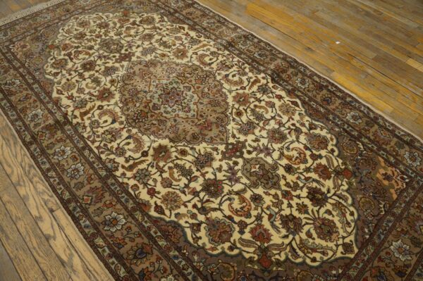 Antique persian tabriz rug, hand-knotted wool 4 Antique persian tabriz rug, hand-knotted wool - detail view 3