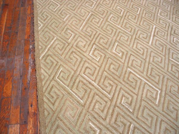 Contemporary american hooked rug — beige geometric pattern - detail view 2