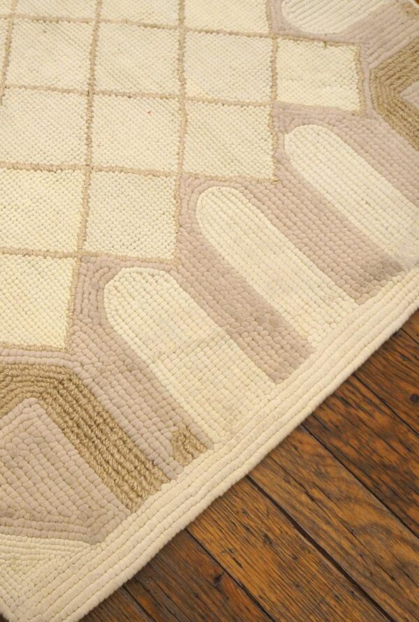 Contemporary american hooked rug — delicate geometric pattern - detail view 3