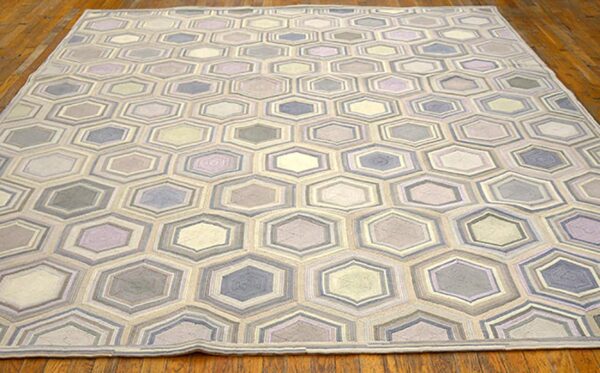 Contemporary american hooked rug 8'ã—10' â€” gray hexagonal pattern - detail view 1