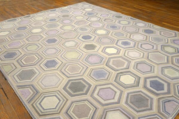 Contemporary american hooked rug 8'ã—10' â€” gray hexagonal pattern - detail view 2