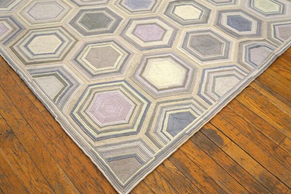 Contemporary american hooked rug 8'ã—10' â€” gray hexagonal pattern - detail view 3