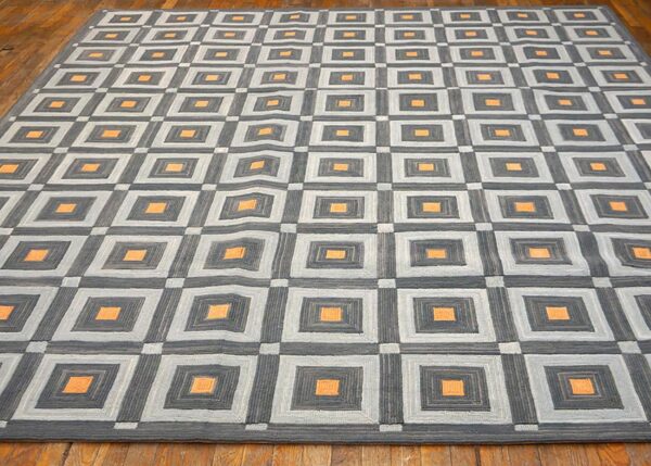 Contemporary american hooked rug 8'ã—10' â€” gray square pattern - detail view 1