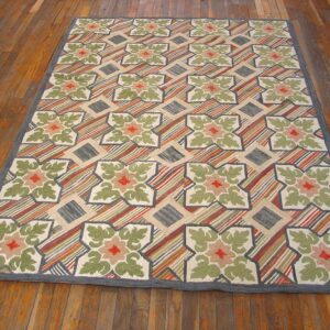 Contemporary American Hooked Rug â€” White & Green Cross-Flowers Pattern - detail view 1