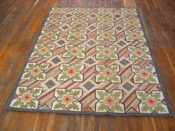 Contemporary american hooked rug â€” white & green cross-flowers pattern - detail view 1