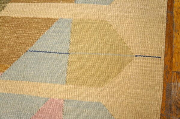 Contemporary scandinavian style flat-weave rug â€” beige background, medallion pattern - detail view 5