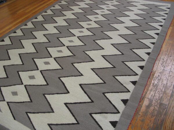 Contemporary southwestern style rug — white & gray zig zag pattern - detail view 2
