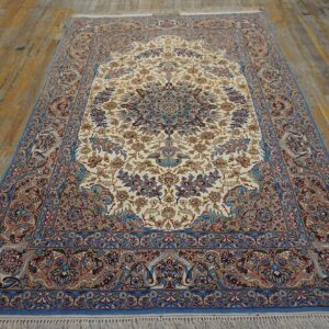Mid 20th Century Persian Isfahan Carpet 4'11"Ã—7'3" Hand-Knotted, Central Persia - detail view 1