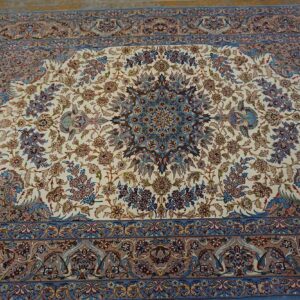 Mid 20th Century Persian Isfahan Carpet 4'11"Ã—7'3" Hand-Knotted, Central Persia - detail view 2